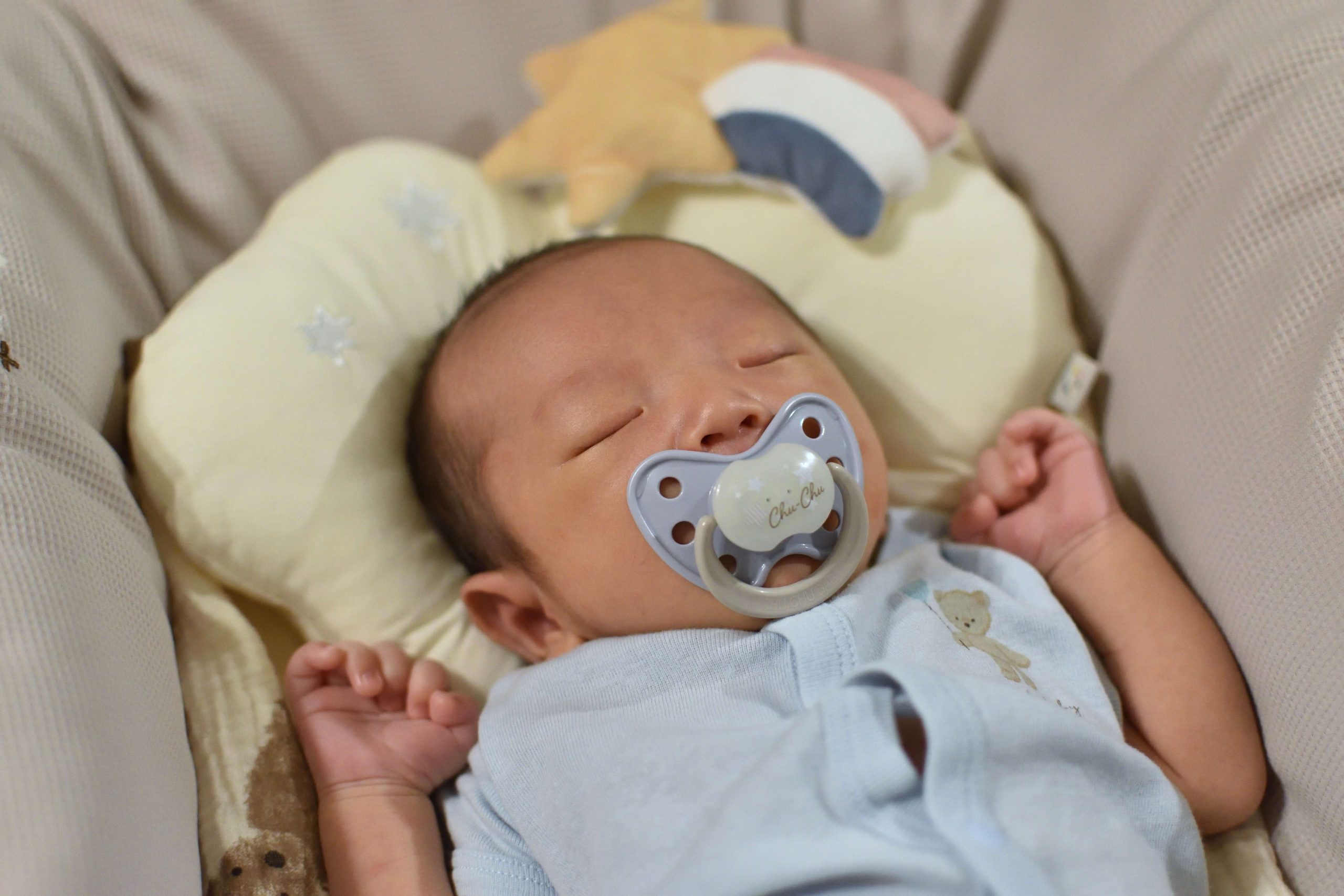 1ヶ月の乳児が寝ない理由｜おすすめの寝かしつけグッズ５選