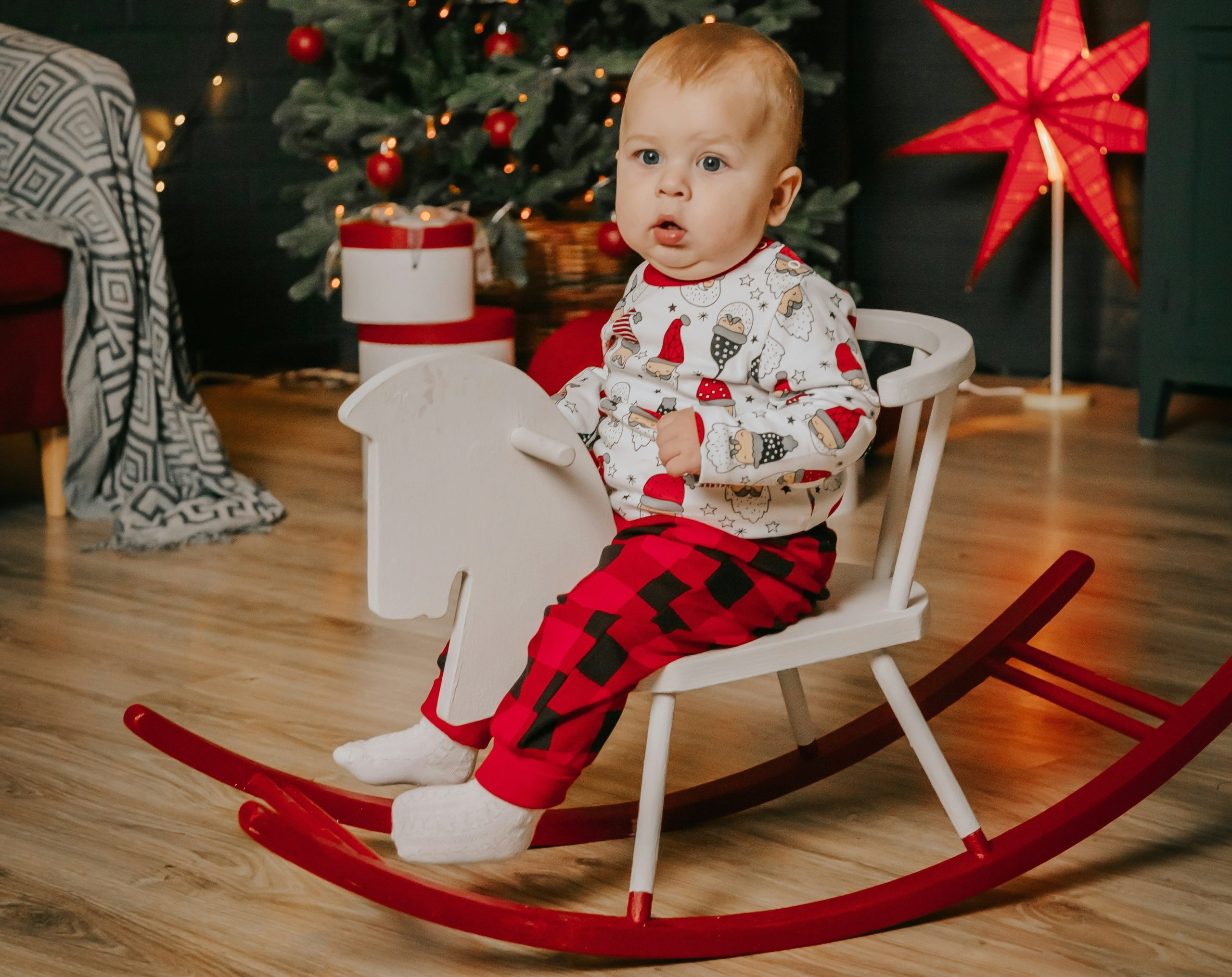 ロッキングチェアは新生児の寝かしつけに最適？メリット・選び方と注意点